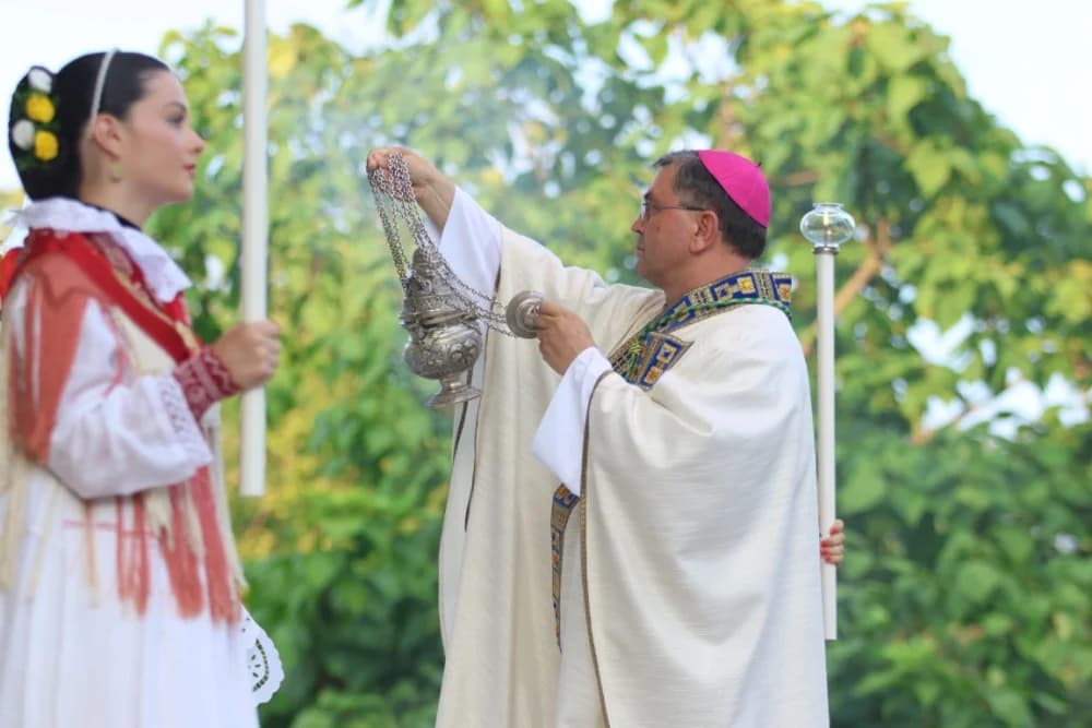 HODOČAŠĆE U VOĆIN: Euharistijskim slvljem i zavjetnom procesijom proslavljena Nebeska Majka