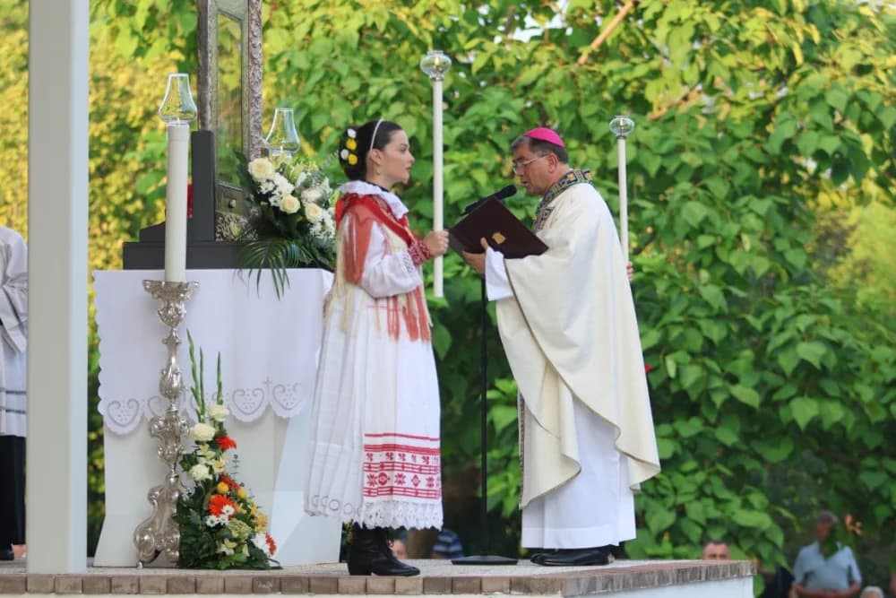 HODOČAŠĆE U VOĆIN: Euharistijskim slvljem i zavjetnom procesijom proslavljena Nebeska Majka