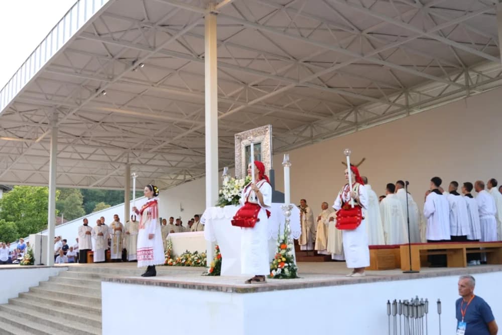 HODOČAŠĆE U VOĆIN: Euharistijskim slvljem i zavjetnom procesijom proslavljena Nebeska Majka