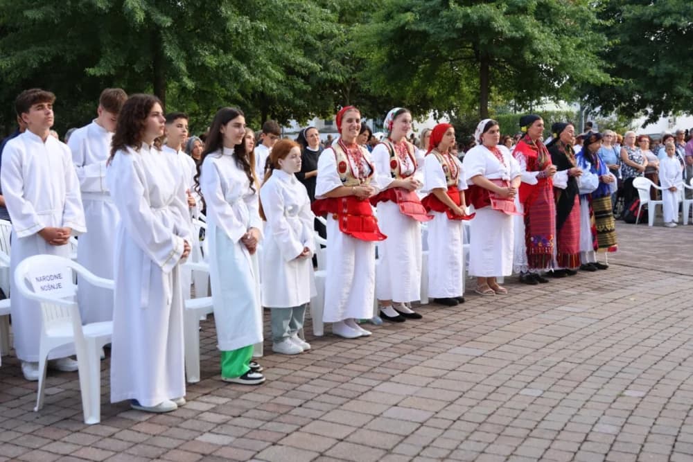 HODOČAŠĆE U VOĆIN: Euharistijskim slvljem i zavjetnom procesijom proslavljena Nebeska Majka