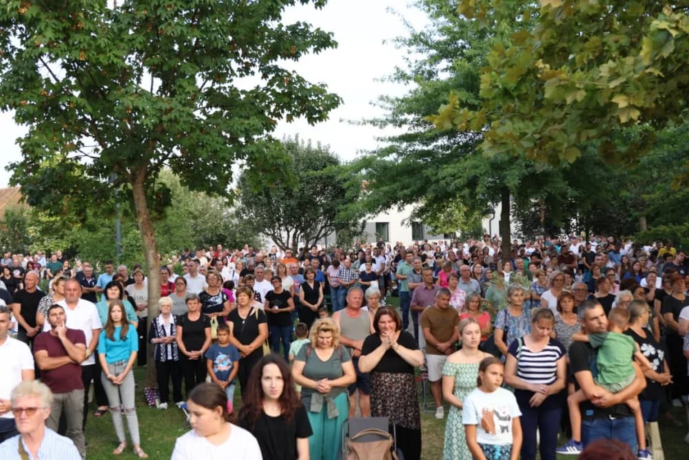 HODOČAŠĆE U VOĆIN: Euharistijskim slvljem i zavjetnom procesijom proslavljena Nebeska Majka