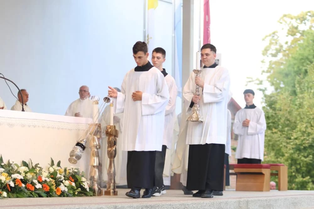 HODOČAŠĆE U VOĆIN: Euharistijskim slvljem i zavjetnom procesijom proslavljena Nebeska Majka