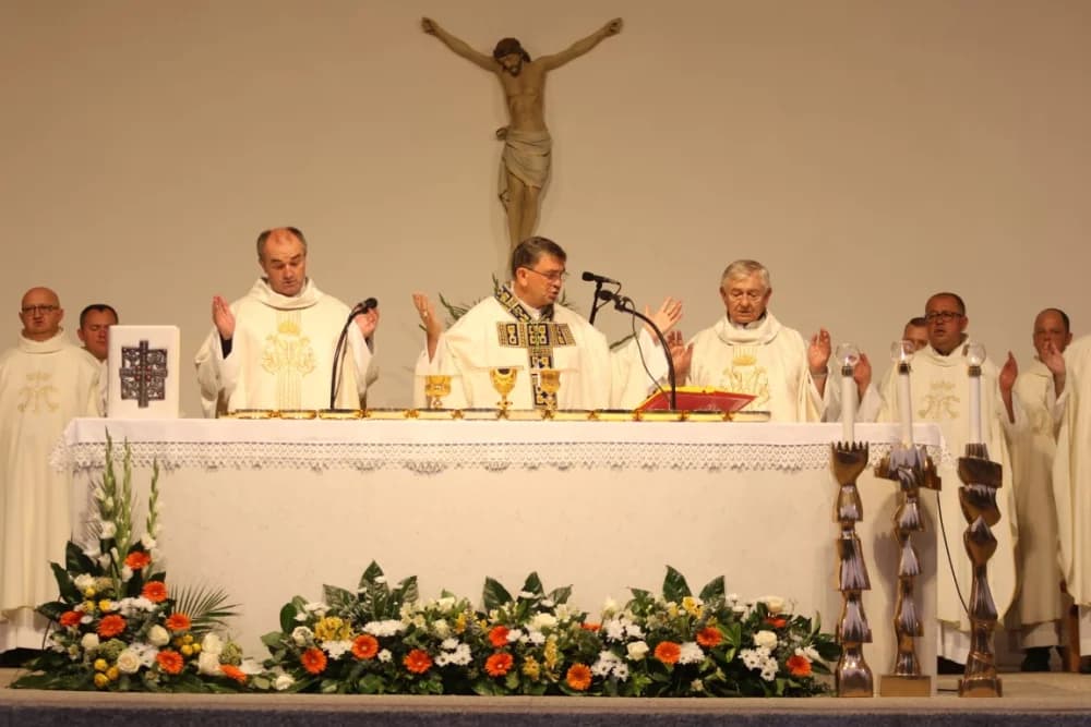 HODOČAŠĆE U VOĆIN: Euharistijskim slvljem i zavjetnom procesijom proslavljena Nebeska Majka