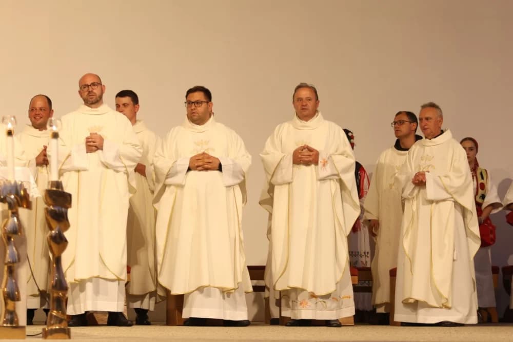 HODOČAŠĆE U VOĆIN: Euharistijskim slvljem i zavjetnom procesijom proslavljena Nebeska Majka