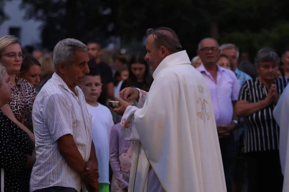 HODOČAŠĆE U VOĆIN: Euharistijskim slvljem i zavjetnom procesijom proslavljena Nebeska Majka