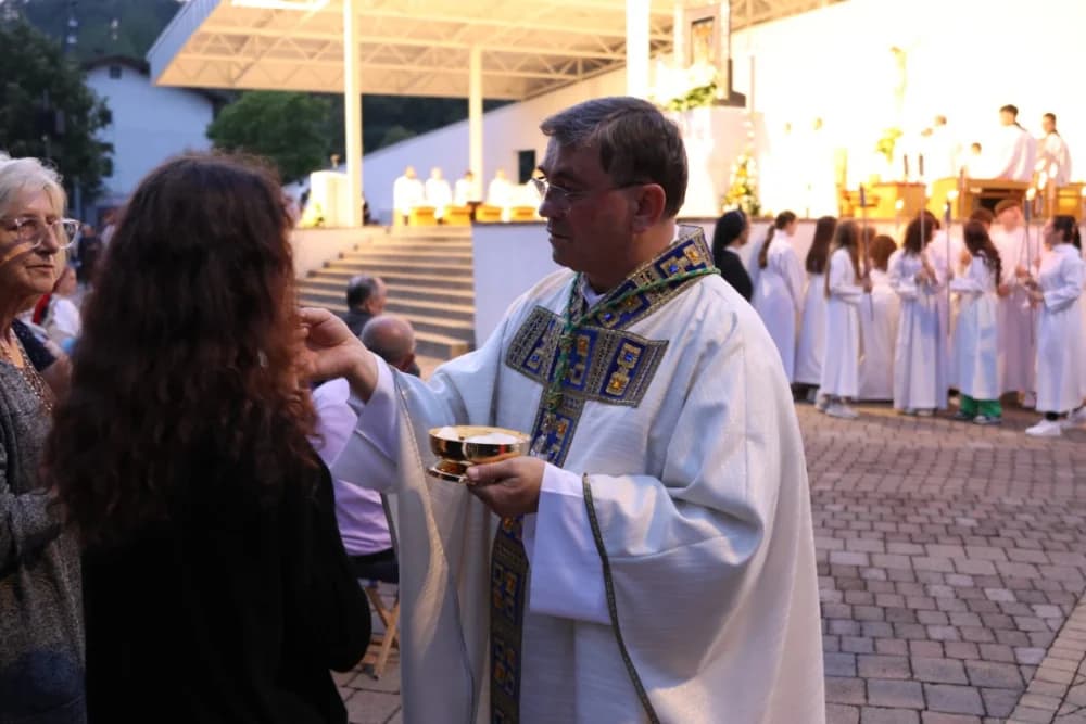 HODOČAŠĆE U VOĆIN: Euharistijskim slvljem i zavjetnom procesijom proslavljena Nebeska Majka