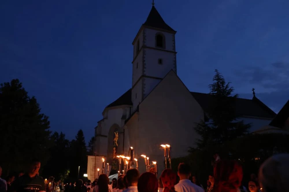HODOČAŠĆE U VOĆIN: Euharistijskim slvljem i zavjetnom procesijom proslavljena Nebeska Majka