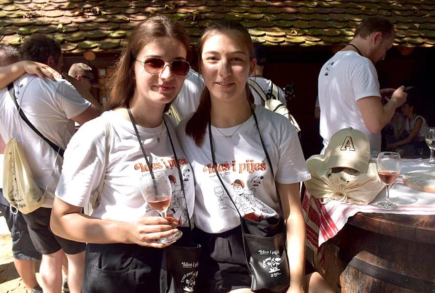 [FOTOGALERIJA] Uz jelo i piće kaptolačkim vinogradima prošlo više od četiri stotine sudionika