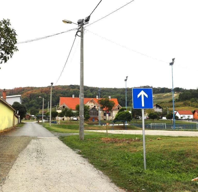 Nova prometna pravila: Jednosmjerno prometovanje parkiralištem u Mlinskoj ulici u Pleternici