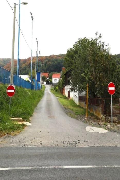 Nova prometna pravila: Jednosmjerno prometovanje parkiralištem u Mlinskoj ulici u Pleternici