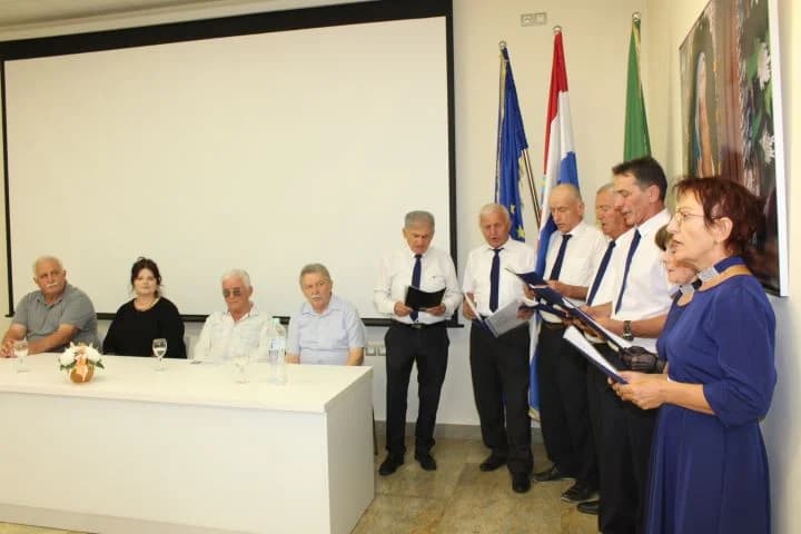 PLETERNIČKA KNJIŽNICA: Otvorena izložba slika ʼDuh i kamenʼ Maje Perić iz Imotskog