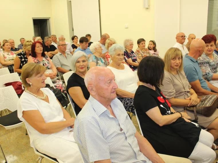 PLETERNIČKA KNJIŽNICA: Otvorena izložba slika ʼDuh i kamenʼ Maje Perić iz Imotskog