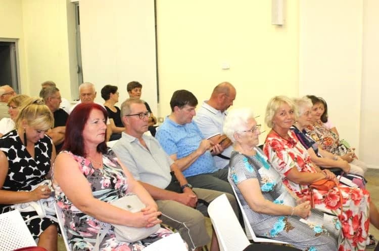 PLETERNIČKA KNJIŽNICA: Otvorena izložba slika ʼDuh i kamenʼ Maje Perić iz Imotskog