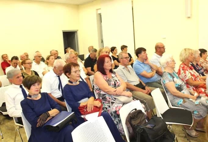 PLETERNIČKA KNJIŽNICA: Otvorena izložba slika ʼDuh i kamenʼ Maje Perić iz Imotskog