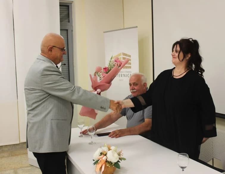 PLETERNIČKA KNJIŽNICA: Otvorena izložba slika ʼDuh i kamenʼ Maje Perić iz Imotskog
