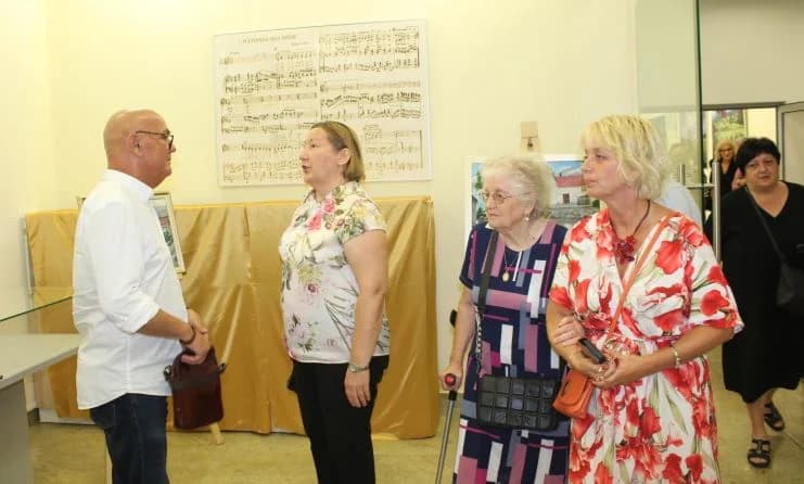PLETERNIČKA KNJIŽNICA: Otvorena izložba slika ʼDuh i kamenʼ Maje Perić iz Imotskog