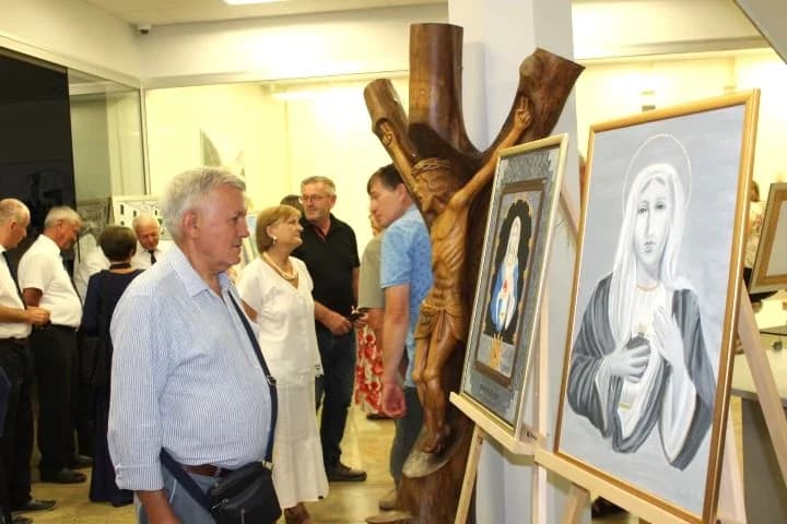 PLETERNIČKA KNJIŽNICA: Otvorena izložba slika ʼDuh i kamenʼ Maje Perić iz Imotskog
