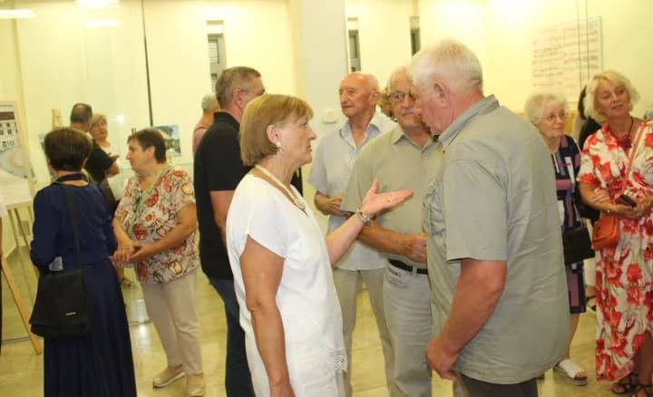 PLETERNIČKA KNJIŽNICA: Otvorena izložba slika ʼDuh i kamenʼ Maje Perić iz Imotskog