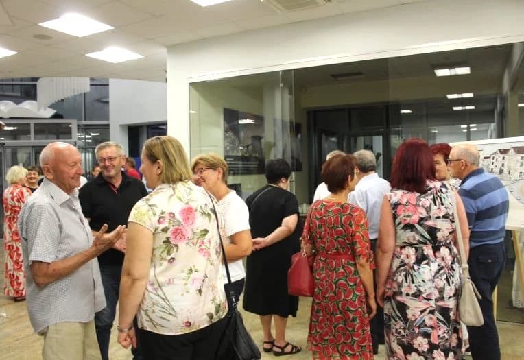 PLETERNIČKA KNJIŽNICA: Otvorena izložba slika ʼDuh i kamenʼ Maje Perić iz Imotskog