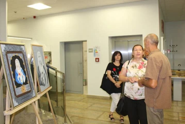 PLETERNIČKA KNJIŽNICA: Otvorena izložba slika ʼDuh i kamenʼ Maje Perić iz Imotskog