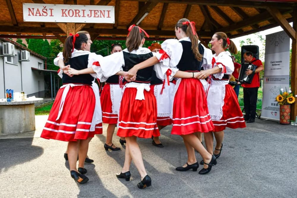Naši korijeni: Očuvanje tradicije kroz pjesmu i ples u Bjeliševcu