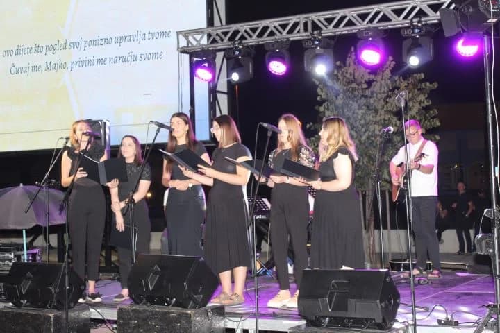 Održan koncert duhovne glazbe „Neka mi bude” na Trgu bećarca u Pleternici