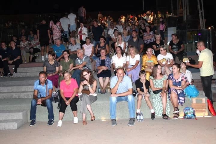 Održan koncert duhovne glazbe „Neka mi bude” na Trgu bećarca u Pleternici