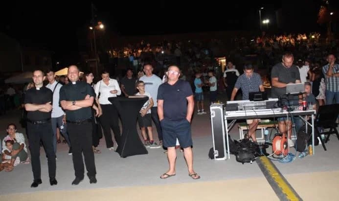 Održan koncert duhovne glazbe „Neka mi bude” na Trgu bećarca u Pleternici