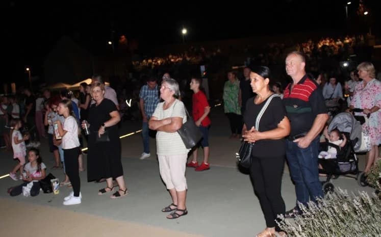 Održan koncert duhovne glazbe „Neka mi bude” na Trgu bećarca u Pleternici