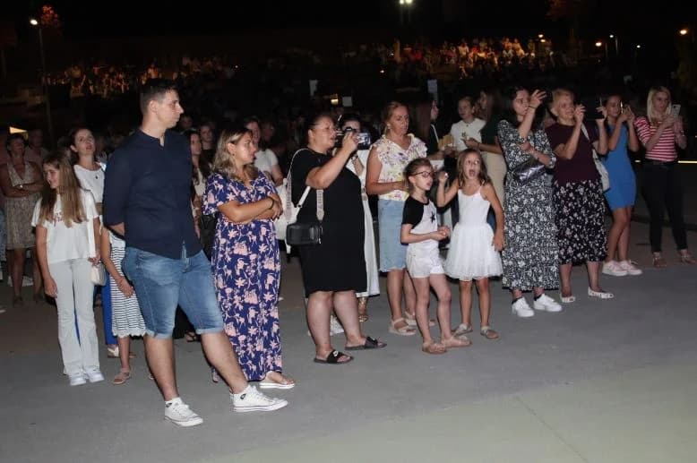 Održan koncert duhovne glazbe „Neka mi bude” na Trgu bećarca u Pleternici