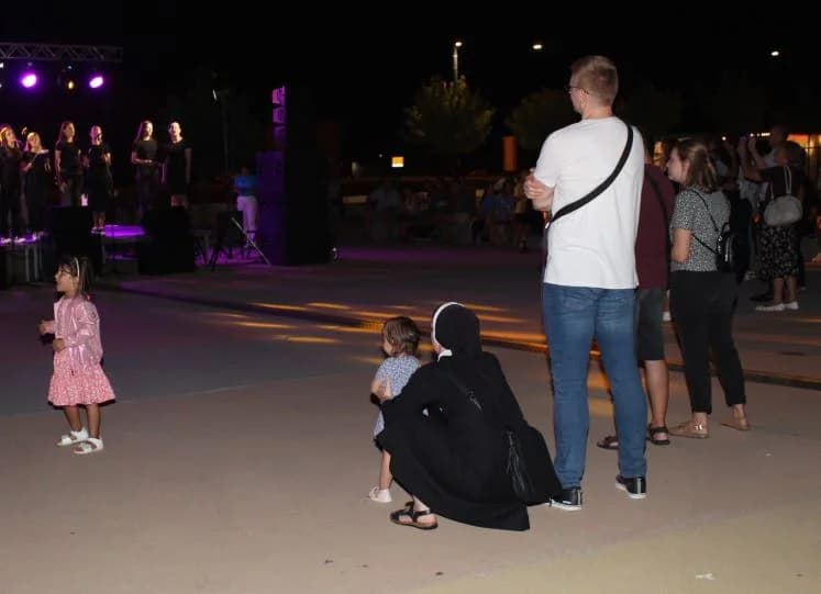 Održan koncert duhovne glazbe „Neka mi bude” na Trgu bećarca u Pleternici