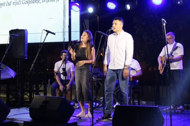 Održan koncert duhovne glazbe „Neka mi bude” na Trgu bećarca u Pleternici