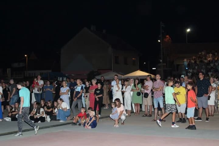 Održan koncert duhovne glazbe „Neka mi bude” na Trgu bećarca u Pleternici