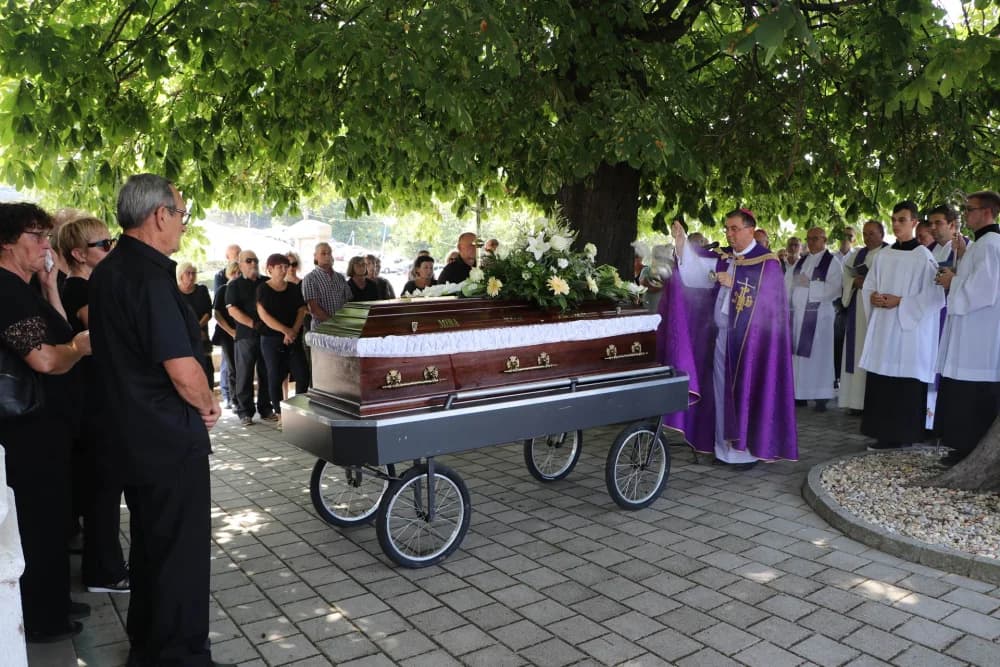 Sprovod majke pokojnog svećenika Pavla Primorca