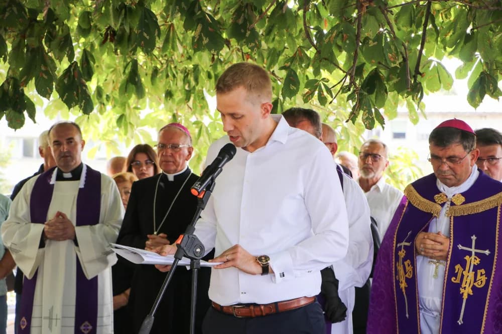Sprovod majke pokojnog svećenika Pavla Primorca