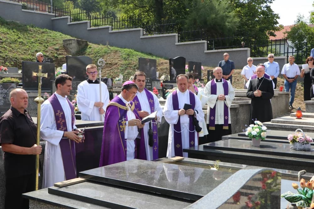 Sprovod majke pokojnog svećenika Pavla Primorca