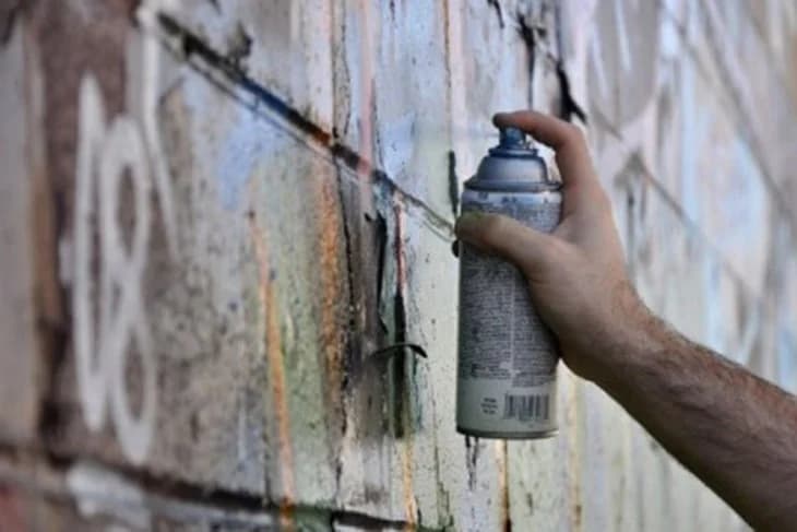 Nepoznati počinitelj na zidu obiteljske kuće ispisao grafite
