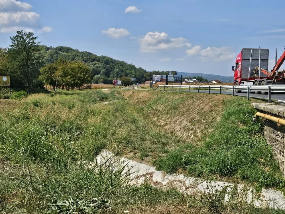 Što čekaju Hrvatske ceste - pješačka staza sagrađena samo do potoka, pa pješaci moraju ići na uzak i opasan most!