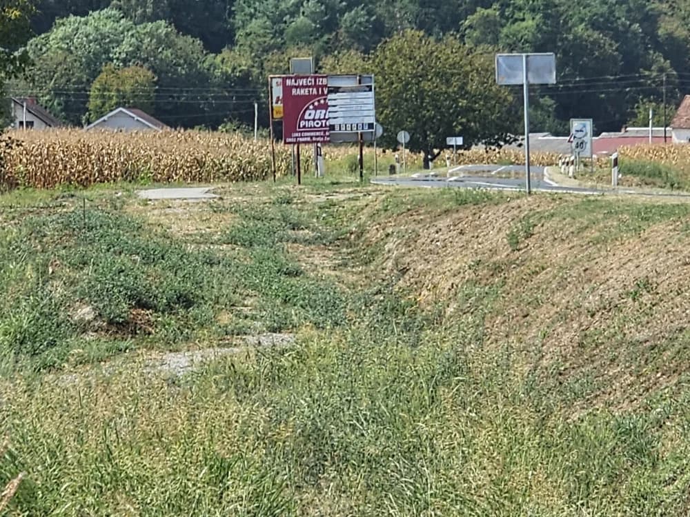 Što čekaju Hrvatske ceste - pješačka staza sagrađena samo do potoka, pa pješaci moraju ići na uzak i opasan most!