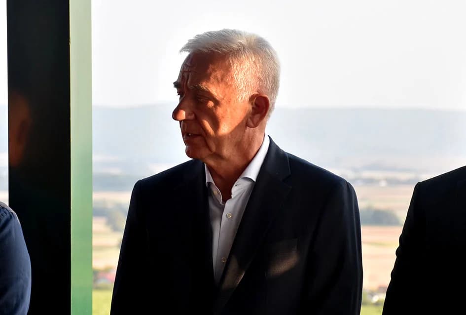 Napunjene butelje festivalskog vina - fešta može započeti...