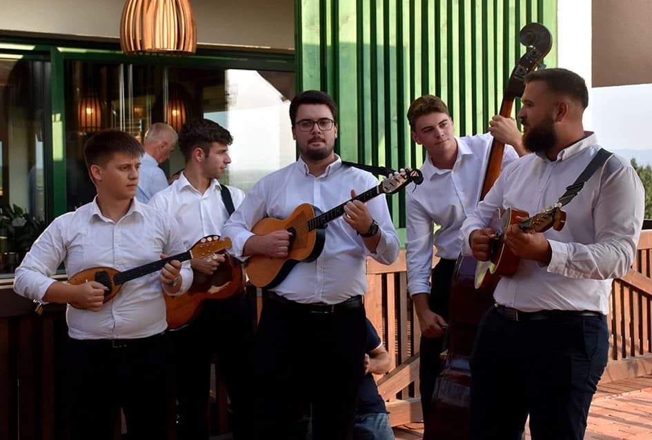 Napunjene butelje festivalskog vina - fešta može započeti...
