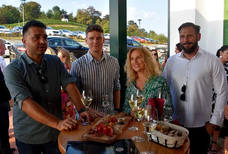 Napunjene butelje festivalskog vina - fešta može započeti...