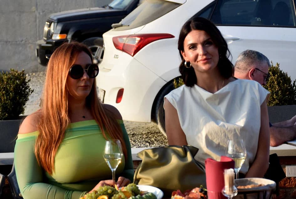 Napunjene butelje festivalskog vina - fešta može započeti...