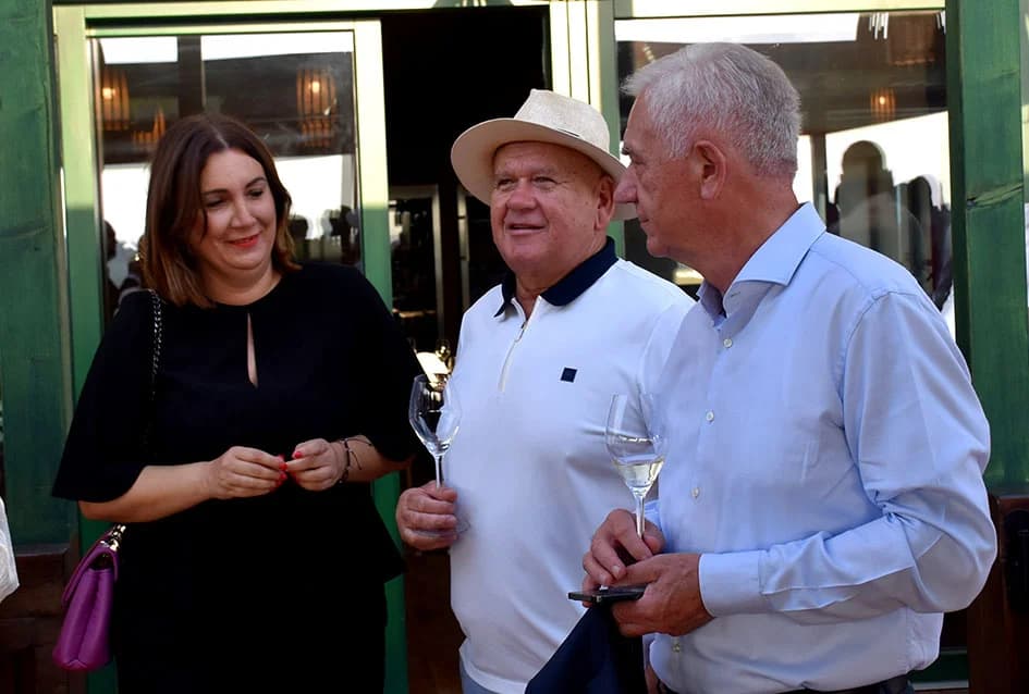 Napunjene butelje festivalskog vina - fešta može započeti...