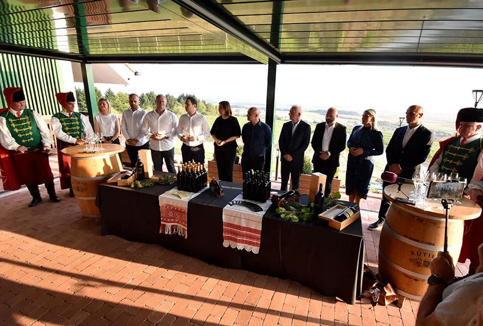 Napunjene butelje festivalskog vina - fešta može započeti...