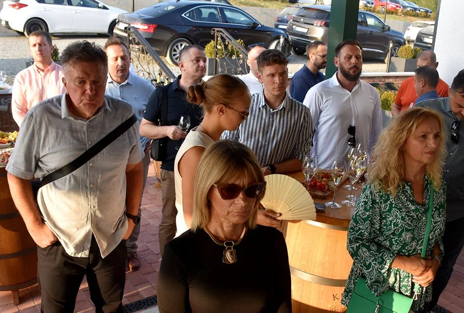 Napunjene butelje festivalskog vina - fešta može započeti...