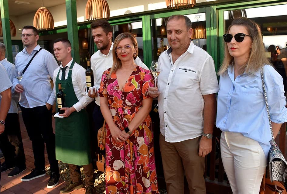 Napunjene butelje festivalskog vina - fešta može započeti...