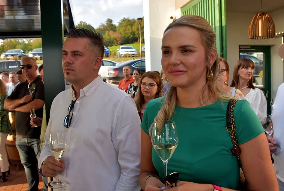 Napunjene butelje festivalskog vina - fešta može započeti...