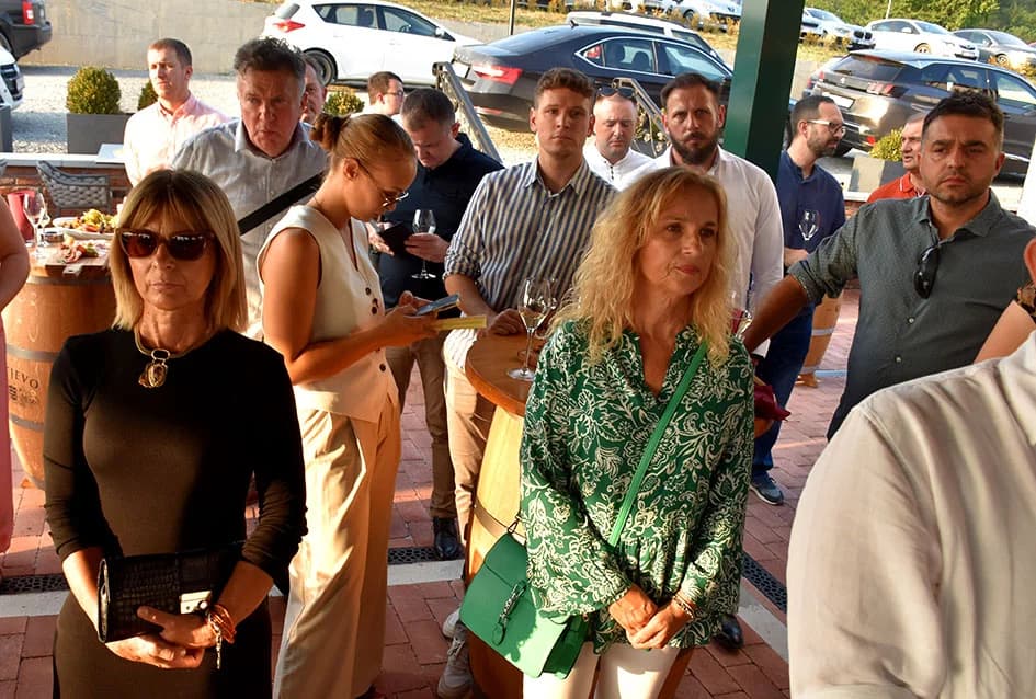 Napunjene butelje festivalskog vina - fešta može započeti...
