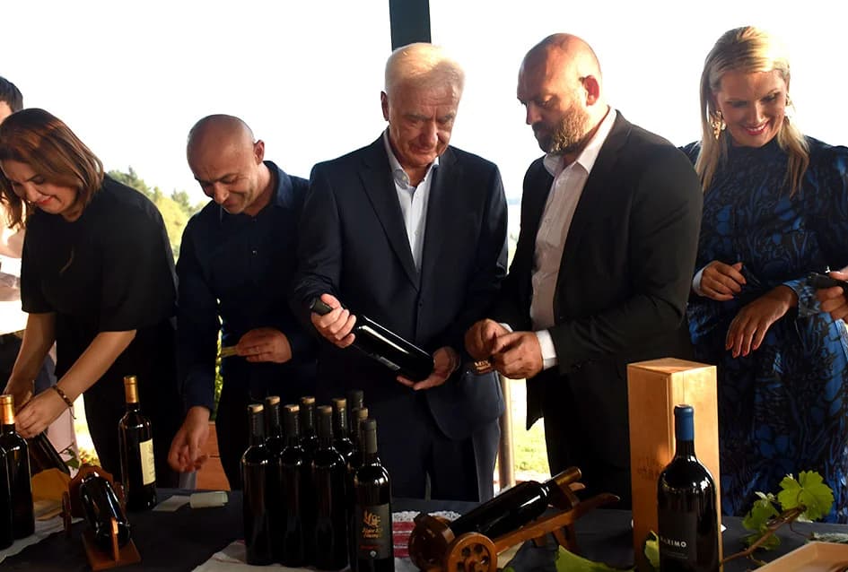 Napunjene butelje festivalskog vina - fešta može započeti...